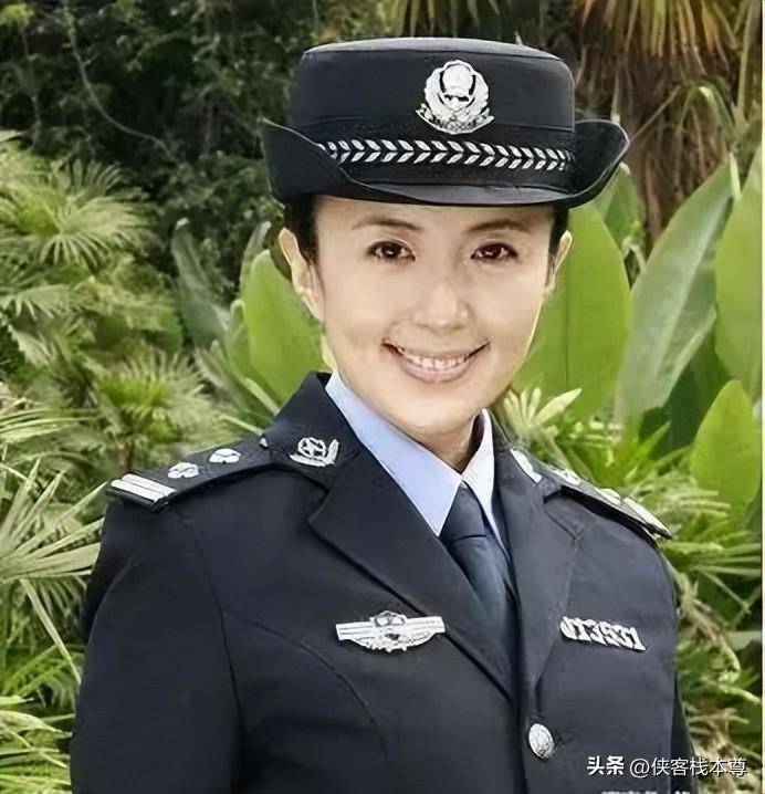 文章在《美人魚》中出演的警察形象,經常被人用來當圖片,表情.