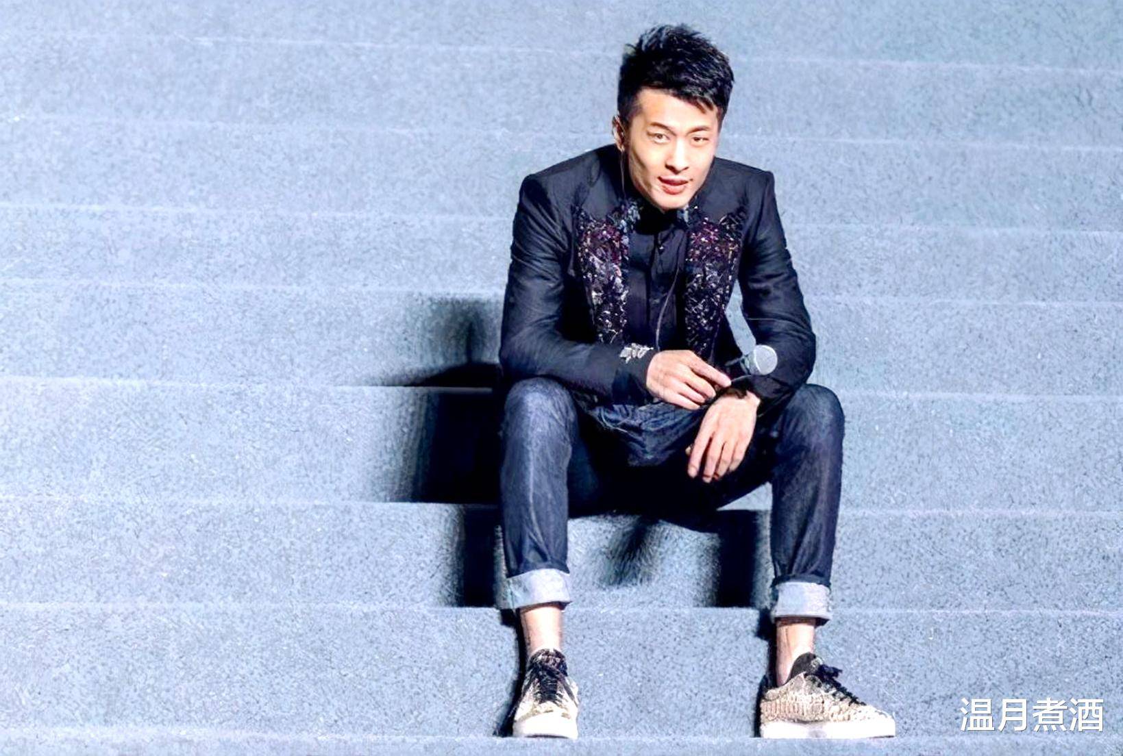 辛有志老宅低调庆生,妻子献唱弟子放烟花,粉丝称期待班长归来_辛巴_初