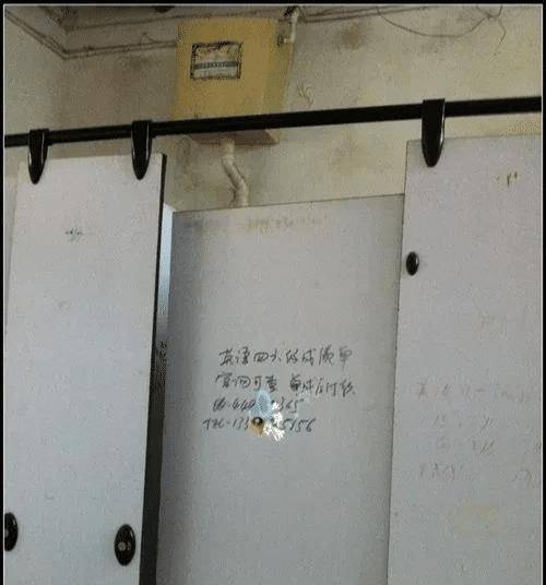 公共厕所里那些违法小广告,都留了电话号码,就不怕警察看见吗?