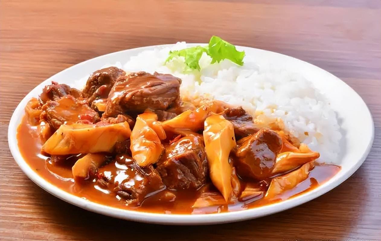 原汁,红烧还有茄汁三种口味的牛肉罐头,不仅可以开罐即食,这样的组合