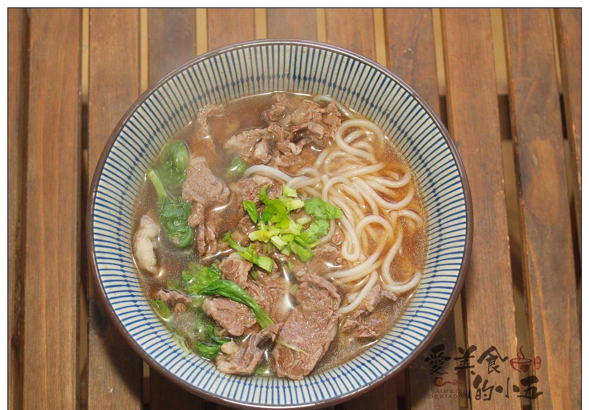 生抽与香醋调出的酸汤底,加上鲜牛肉,这一碗酸汤米粉,酸爽美味_清水