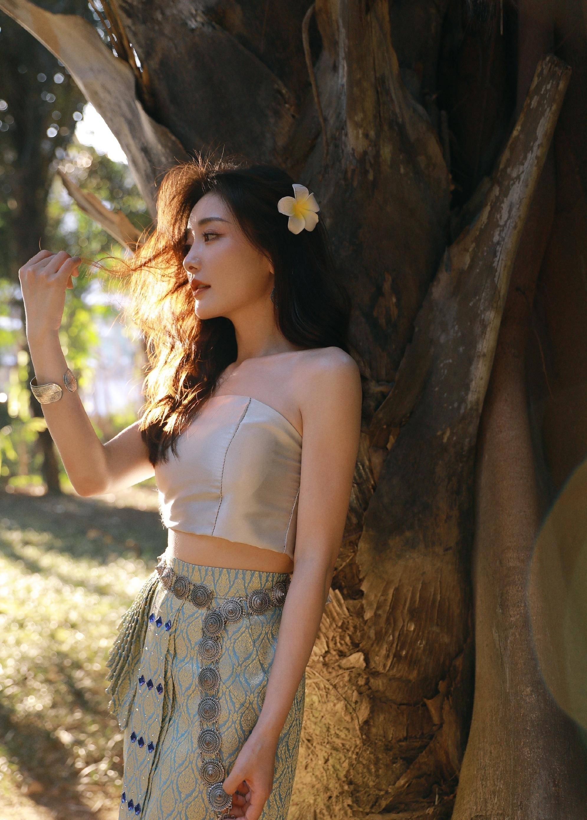 东方"玛丽莲·梦露"-孟璐晒魔鬼身材写真,俏丽如18岁少女_孟潞