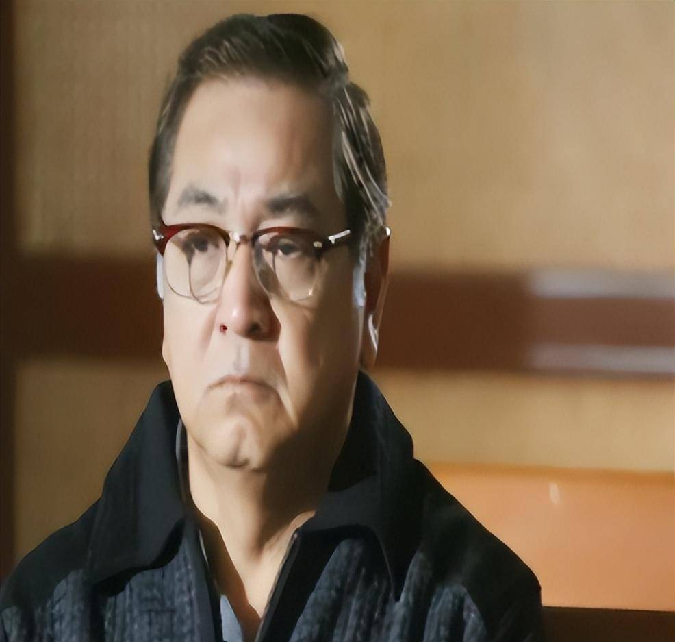 秦沛有了电话号以后,经常约翁倩玉出来.