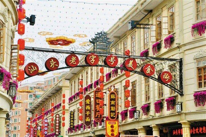 配套设施等均已完工,各具特色的商铺招牌与骑楼相映成趣,复古雅致的