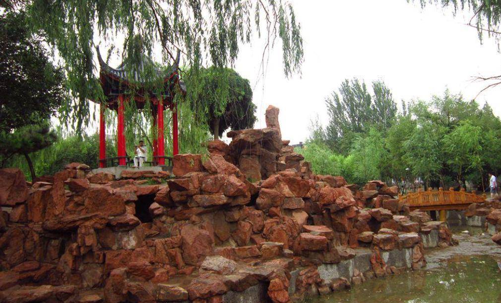它的名字叫做"长青公园",是赤峰市区之中历史最悠久的一座综合性公园