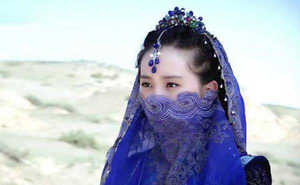 刘诗诗在风中奇缘中的造型更加显得气质十足,深蓝色面纱将精致的容颜