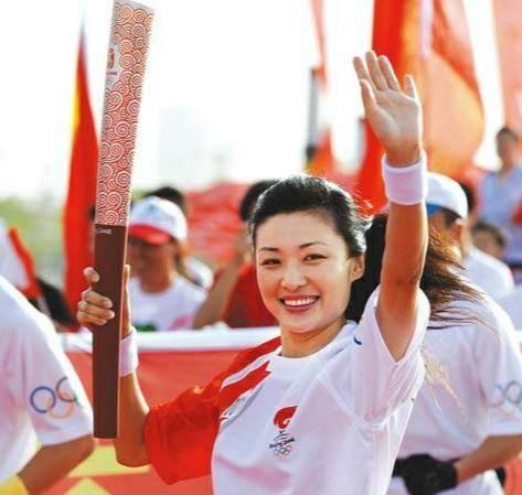 二,奥运开幕解说员周涛和冯巩表演小品《马路情歌》2003年的舞台舞台