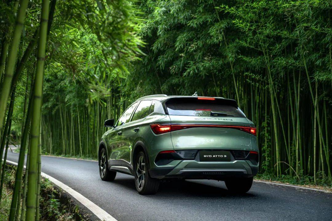 比亚迪 byd atto 3 限量款森林绿亮相印度新德里车展,海豹纯电轿跑 q4