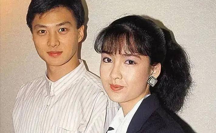54岁周慧敏罕见晒照,与老公倪震结婚13年,如今无儿无女依然幸福_女神