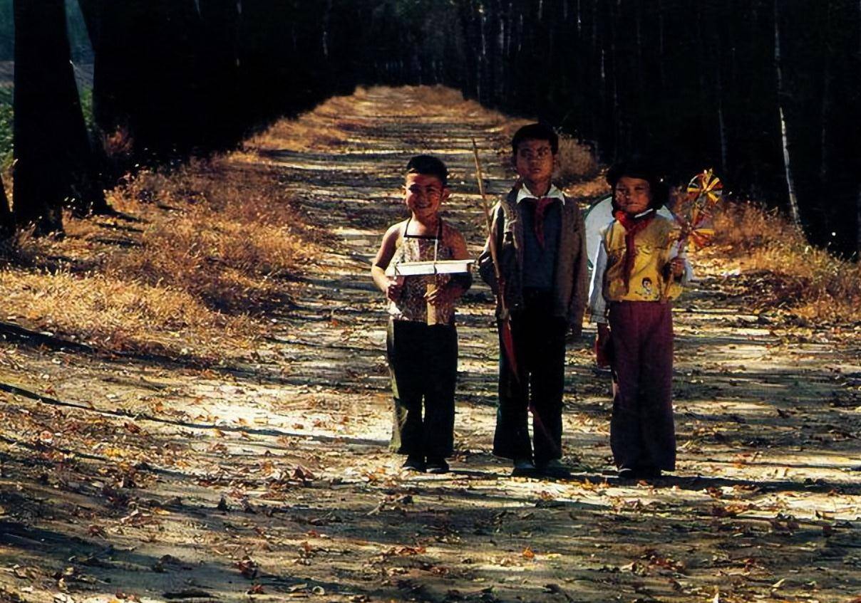 小学二年级时,沈畅又出演了国内第一部儿童电视剧《小龙和小丽》.