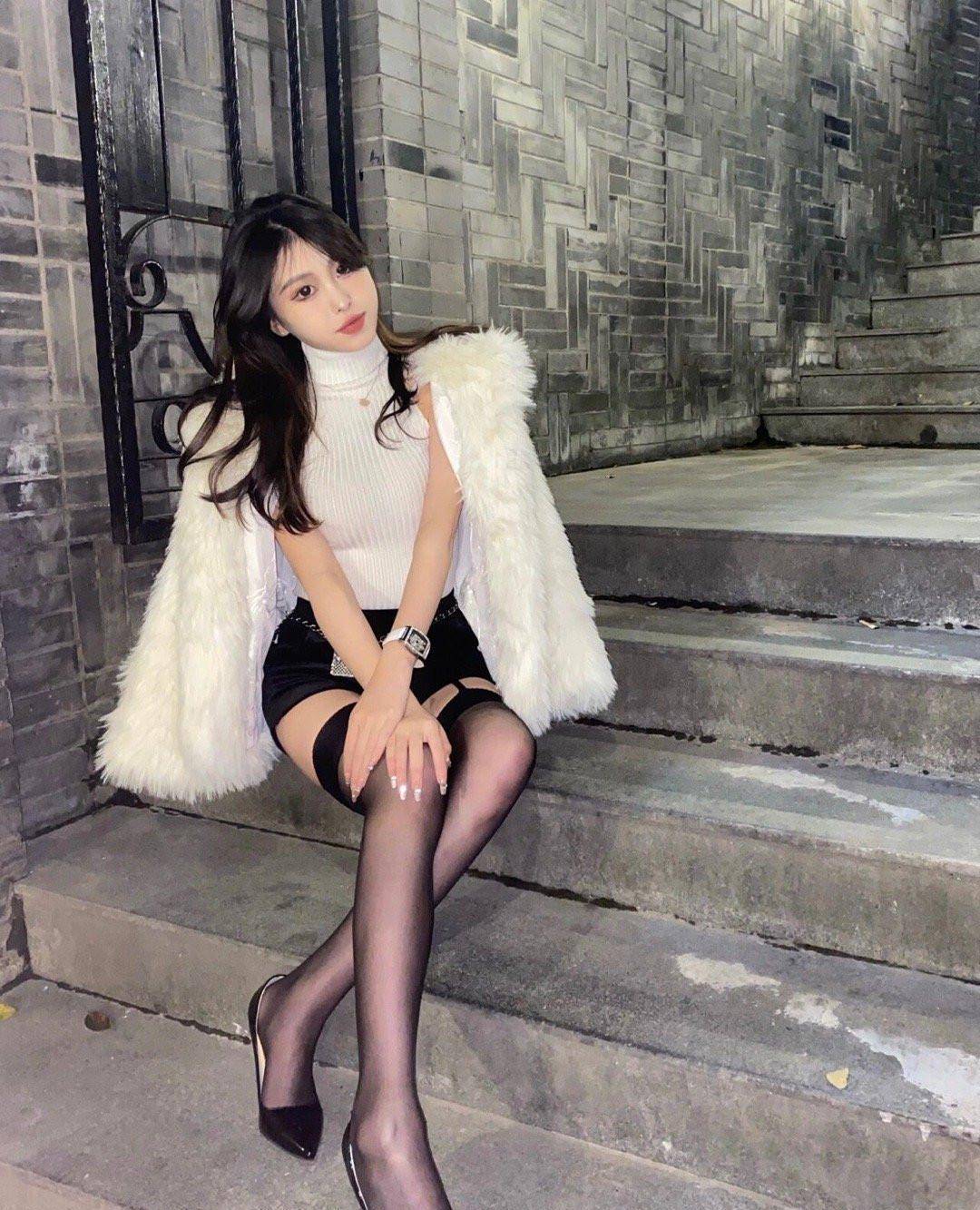 针织衫配短裤,大春季也能秀出女人味,小姐姐穿起来时尚极了