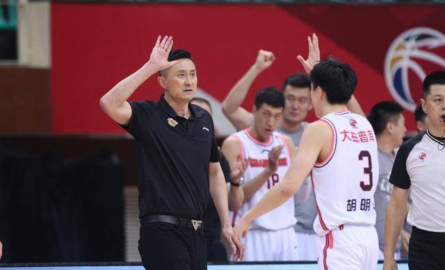 cba季后赛再次成昏哨舞台,闫军如此水平为何屡受重用_裁判_比赛_战术