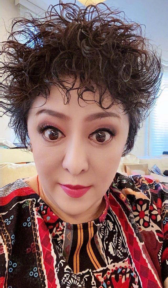 在向太的自拍中,她这头羊毛卷看似凌乱,却很有型