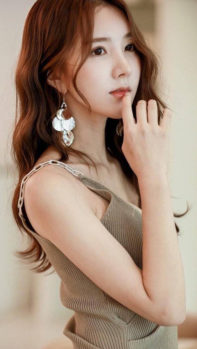 气质非凡又可爱迷人的卷发美女