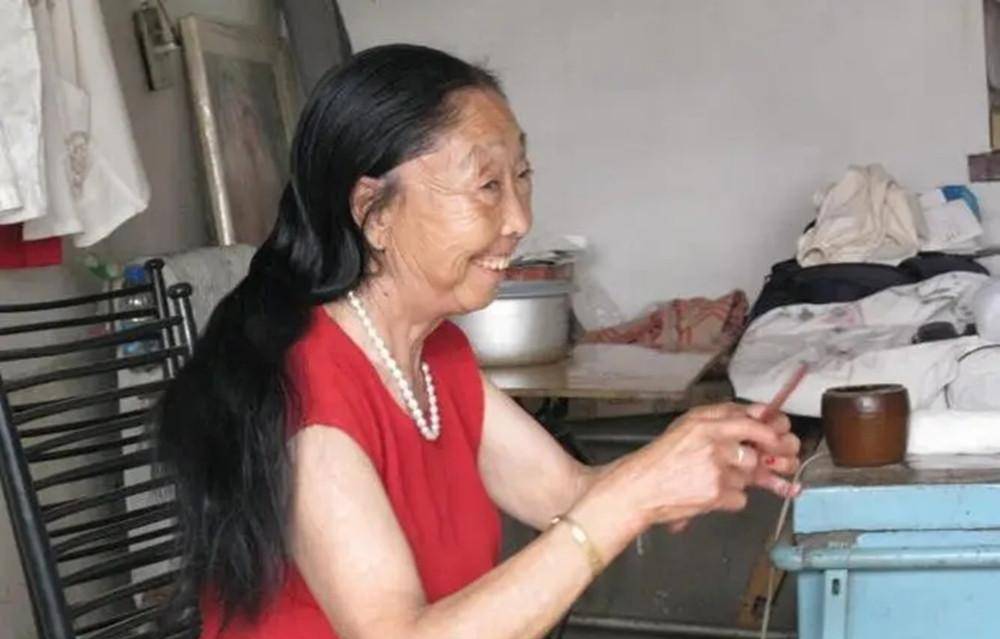 2002年,33岁男子娶65岁老太太,气死母亲,父亲:她是