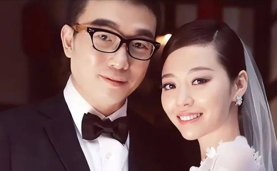 再度牵手小5岁男友,甜蜜购物似新婚小两口_冯轲_陈秋莳_爱情