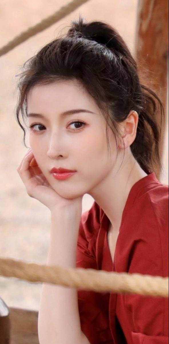 凤凰卫视美女朱梓橦,外貌甜美,气质绝佳,端庄大气,气场十足_中国_青年