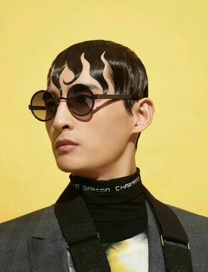和陌生人对骂时突然被亲额头?哈哈哈哈哈哈哈画面感扑面而来!
