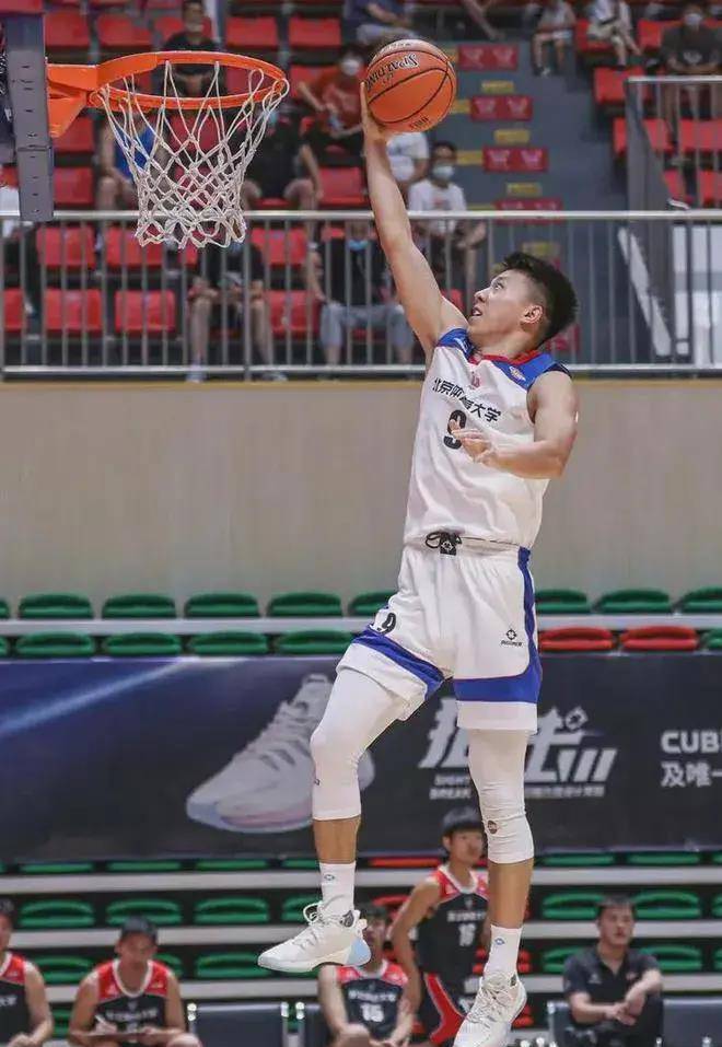 郭艾伦高调炫富,俞泽辰打新锐赛,辽篮天才小将回国_辽宁队_陈治_1