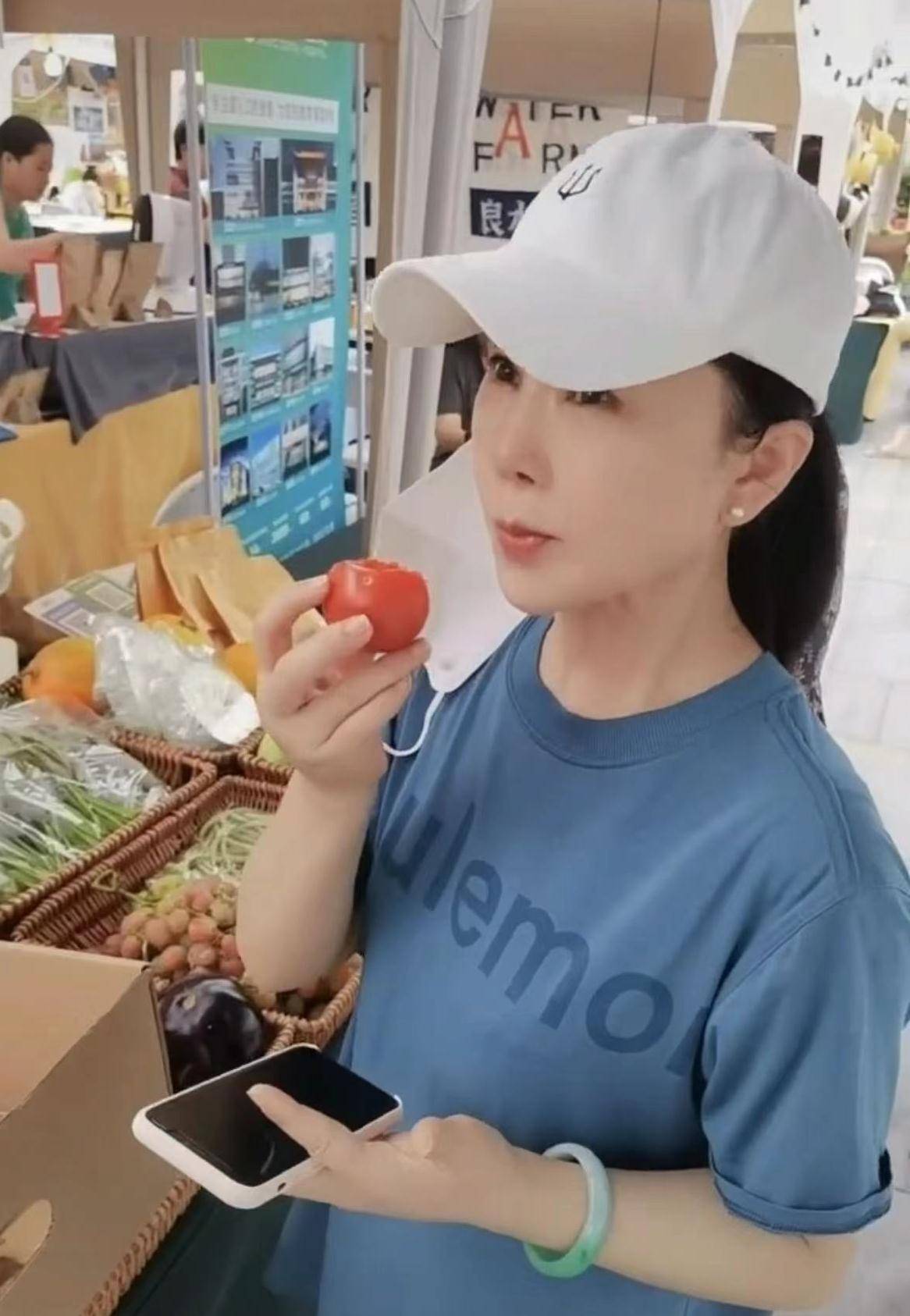 54岁任静素颜逛路边菜摊,不洗直接吃,加男性联系方式付笛生吃醋_明星