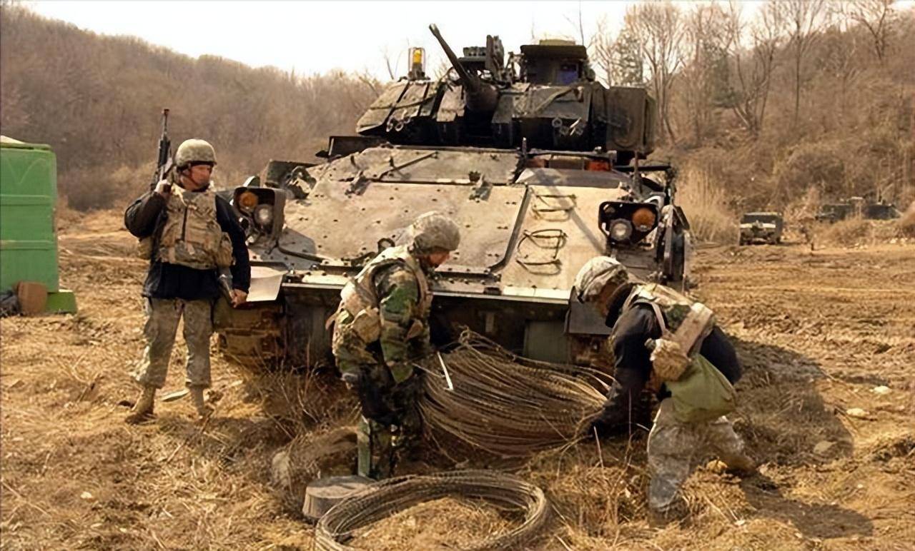 m2a1型主要改进了反坦克导弹,并加装了整体的三防系统,改善了乘员乘坐