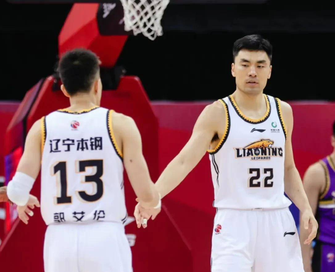 二哥李晓旭个人生涯目前的总篮板数为4591个,位列cba历史篮板榜第6位