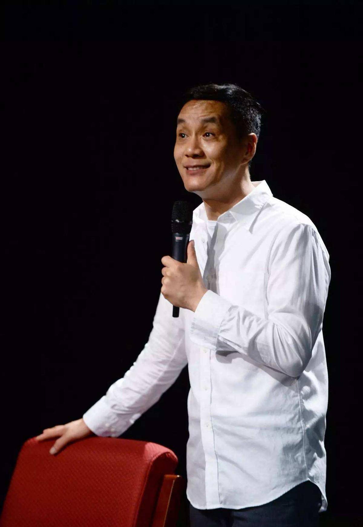 因跳伞错过高考,太丑被北影拒录,如今成人艺副院长_北京人艺_比赛