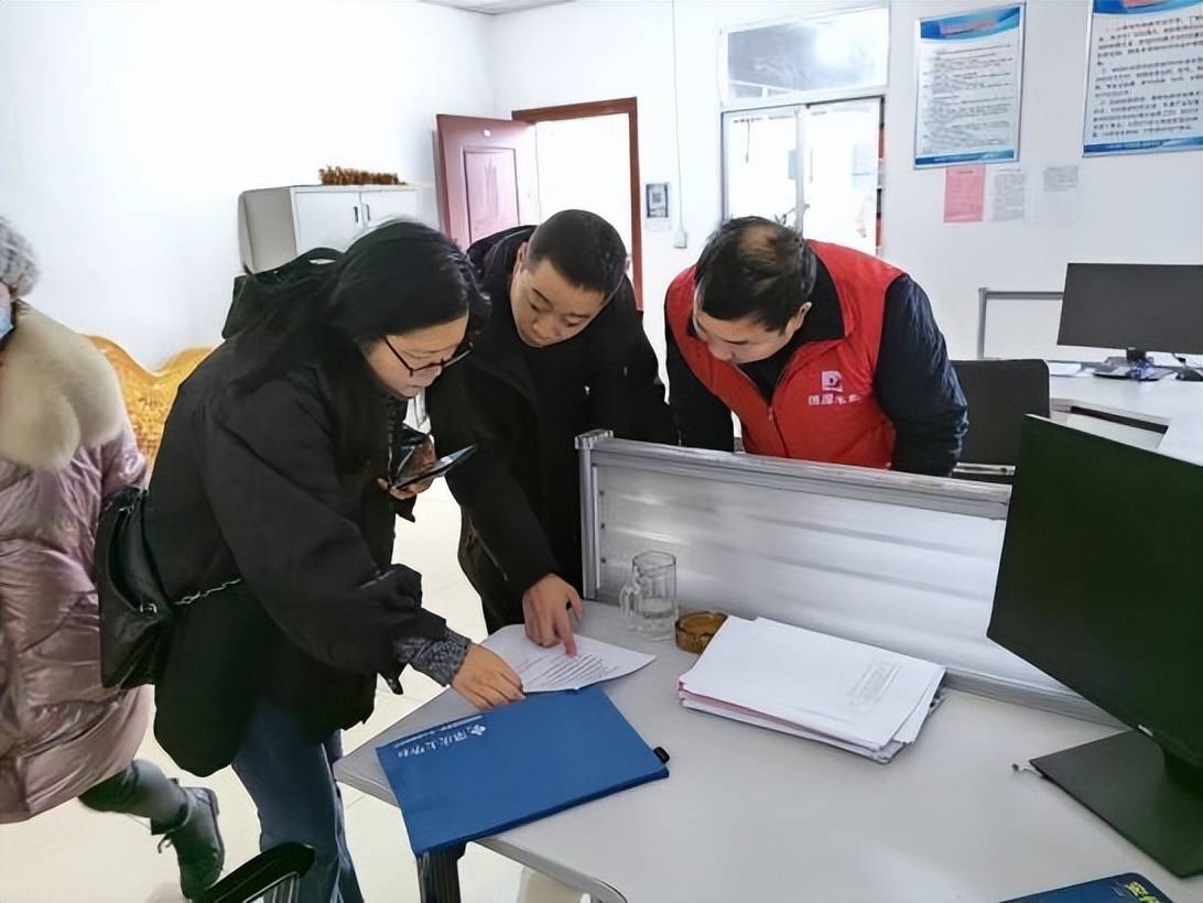 该局副局长李维忠带领相关工作人对照食品安全包保任务清单,通过现场