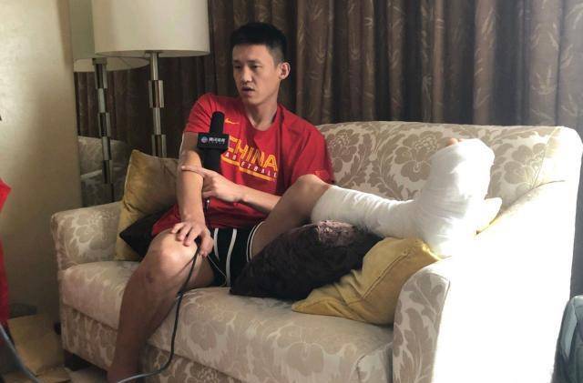 周鹏受伤后对着10号战袍潸然泪下!英雄到了伤心处,球迷等你!