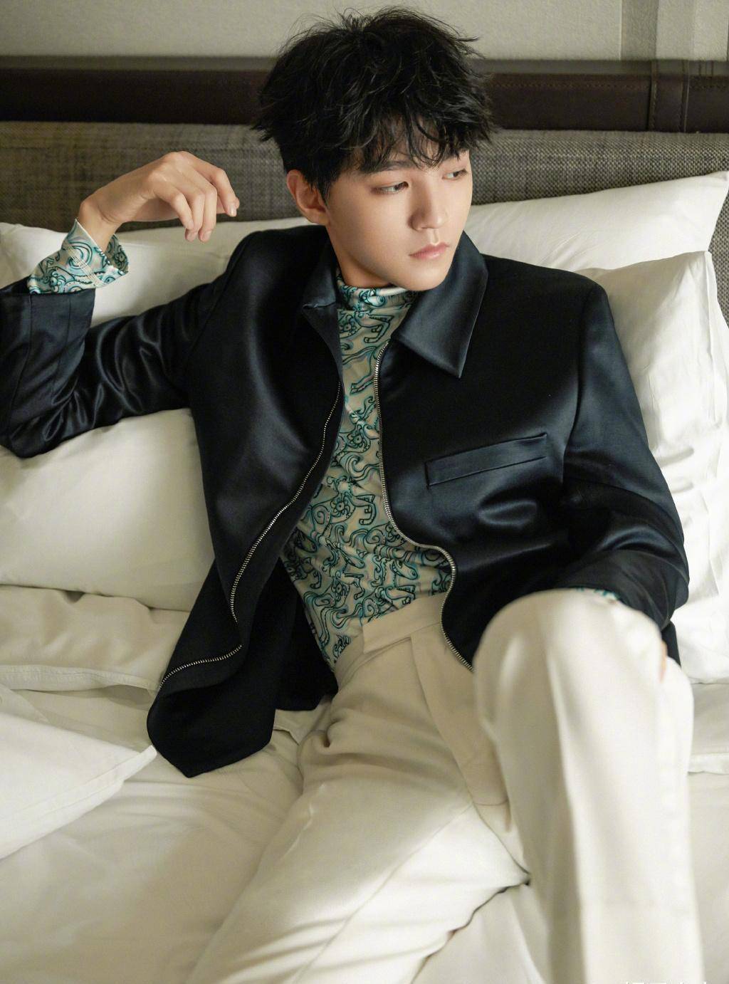 王俊凯时尚芭莎年度派对,印花搭黑色西装,优雅中透着几分文艺感_彩绘