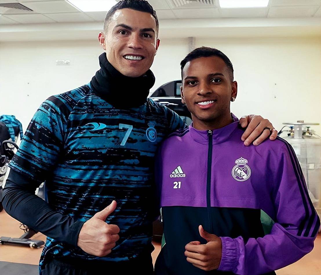 c罗晒队友大合照,站c位表情霸气,剑指梅西大巴黎_比赛_利雅得_胜利