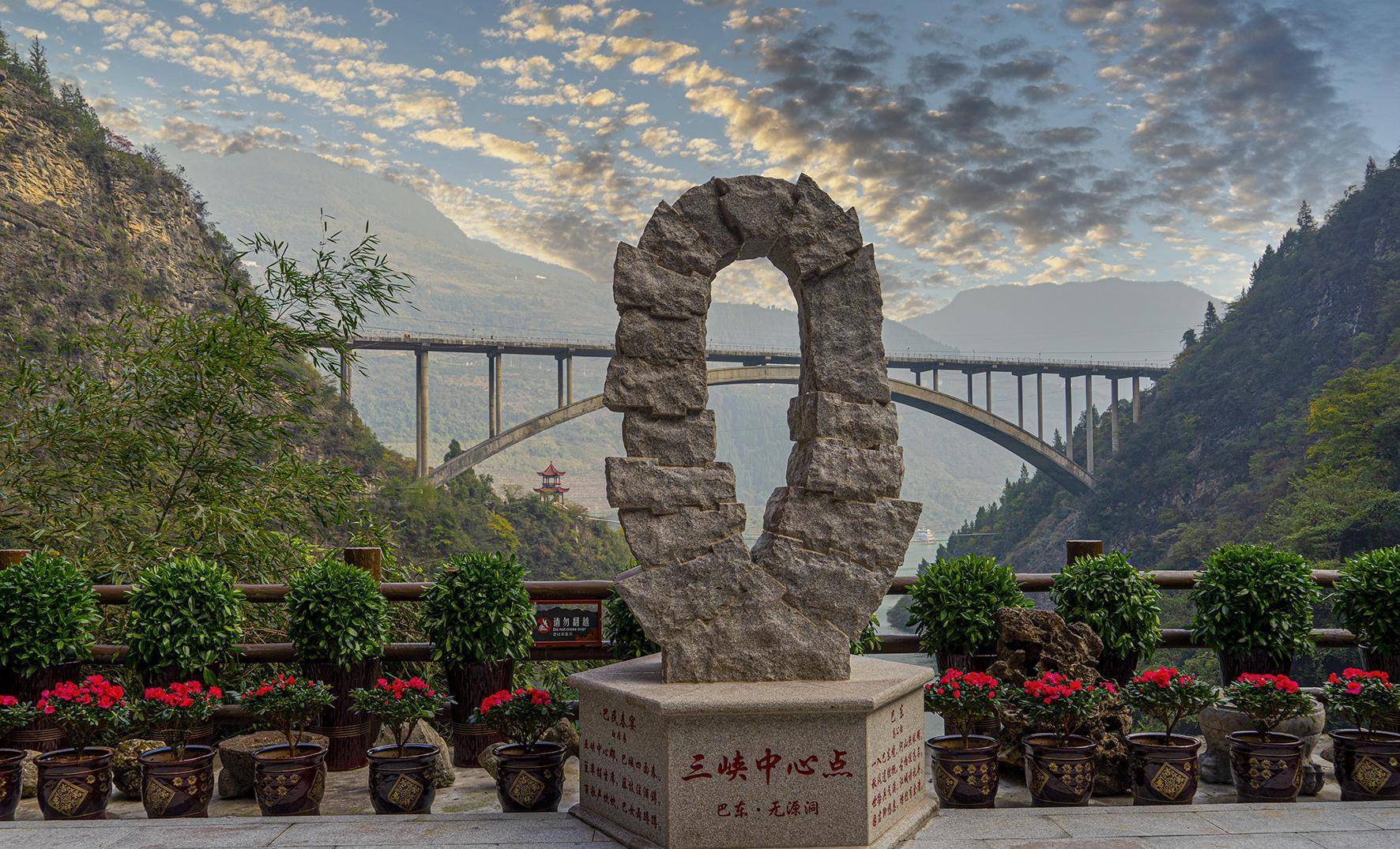 恩施"无源洞"探秘,长江三峡中心点上的旅游新发现_巴东_峡谷_景区