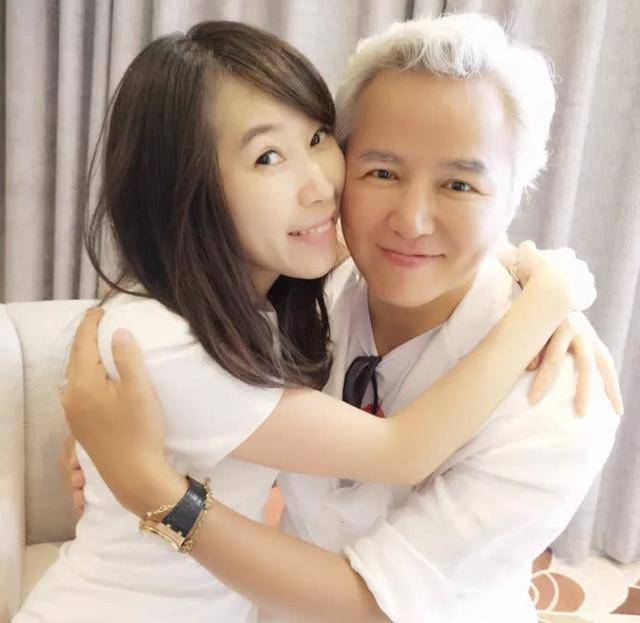 张庭老公紧握美女手疑出轨?