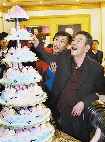 在豪宅89岁杨少华为儿庆生,没人搭理寂寞离开,儿媳鸽子蛋吸睛_杨议