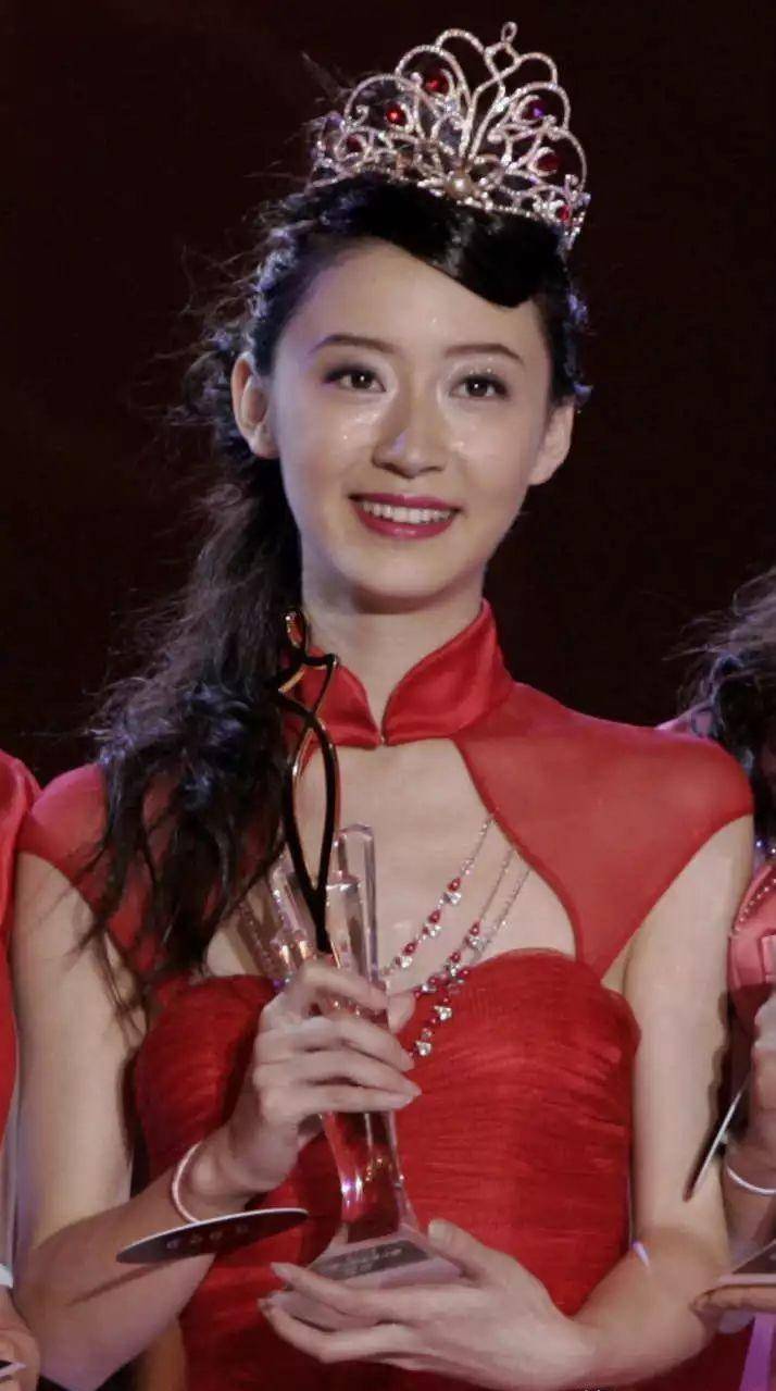 凤凰卫视黄橙子,19岁获得选美冠军,她体态优雅皓齿明眸摄人心魄