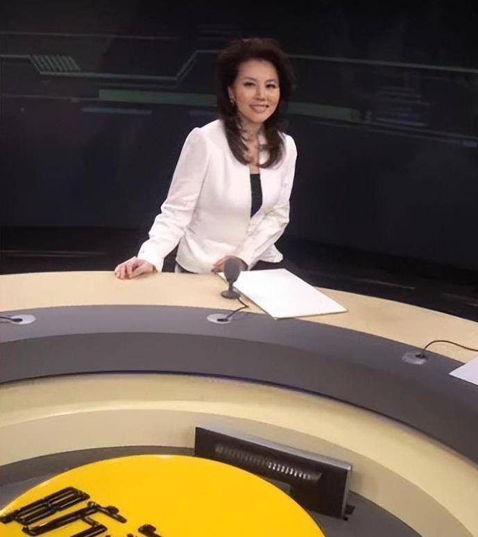 她既能用流利的外语采访国外人士,又能游刃有余地主持《焦点访谈》