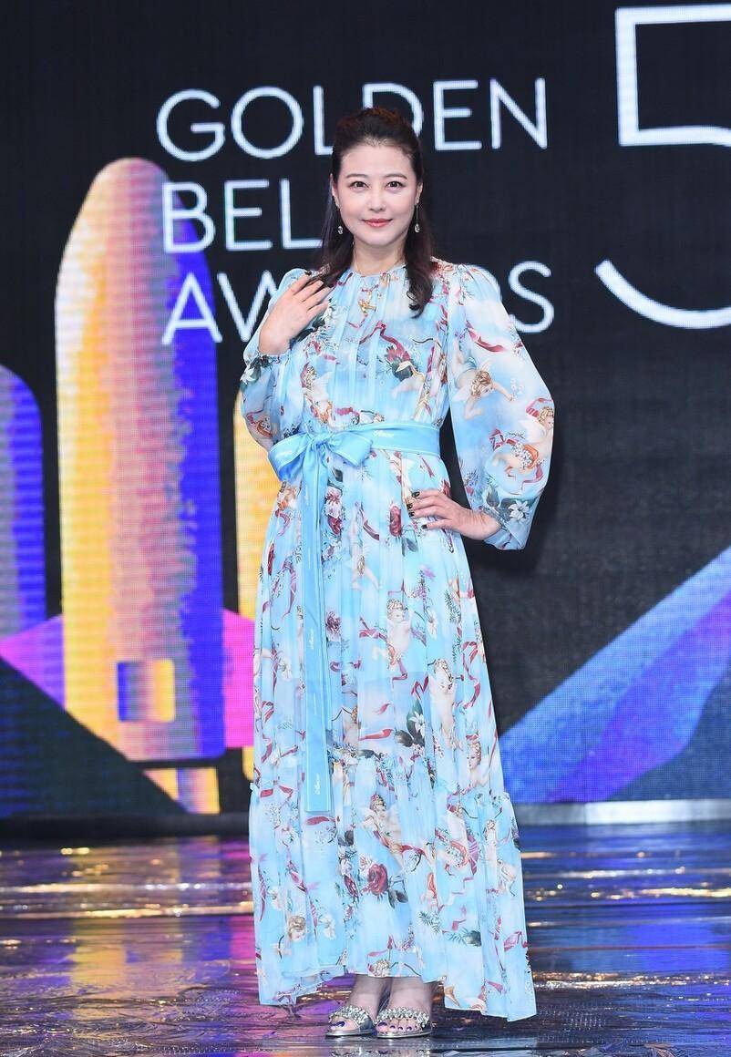 蓝色印花裙,典雅明媚周海媚绿色电影节活动:西装时尚裙全身黑look,有