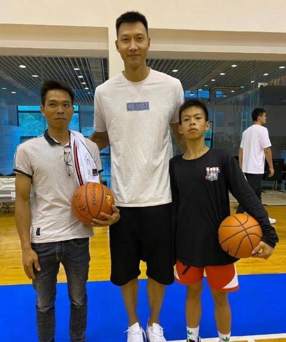 广东男篮为何没有安排易建联和独臂少年单挑互动,而是选择徐杰?