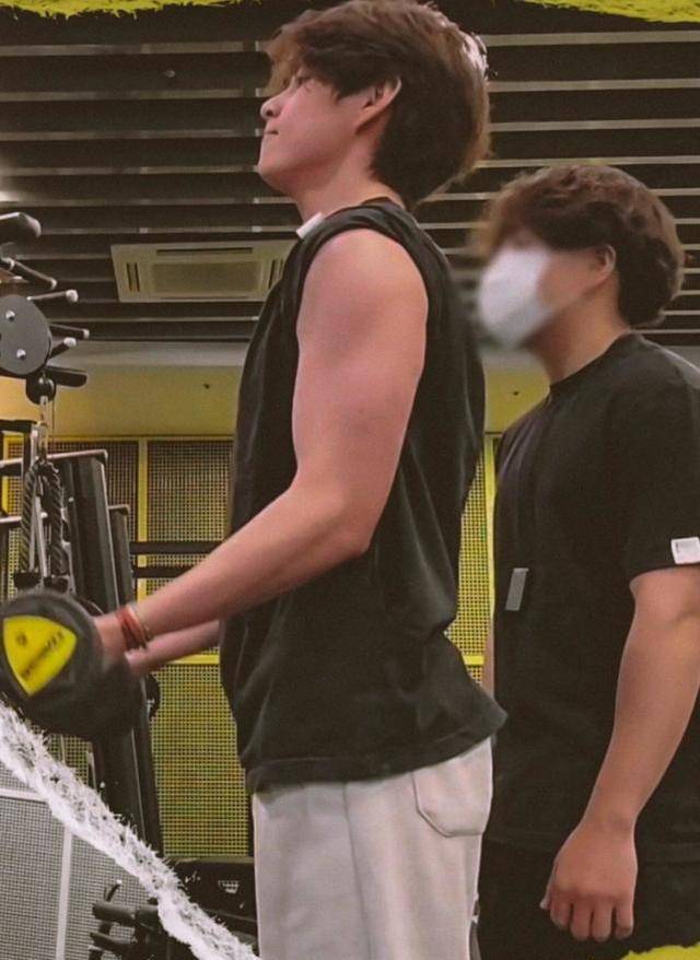 防弹少年团金泰亨,健身后肌肉健壮,散发时尚男性魅力_团队_运动_业务