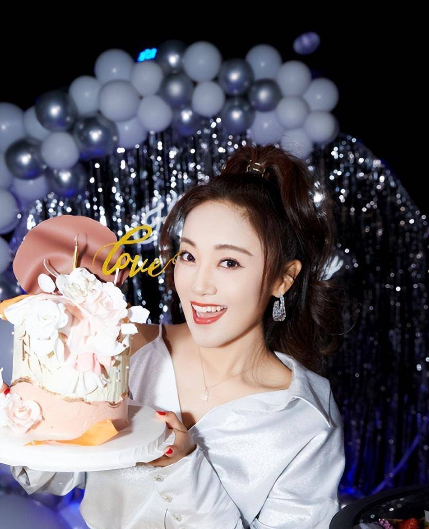 王小玮:生日趴冷冷清清,9张庆生照亲友全无全部都是自己一个人_玖月