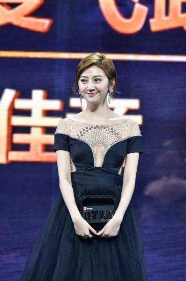 同穿黑色长裙,范冰冰身材碾压景甜,网友:胸呢,腰呢?_裙子_衣服_活动