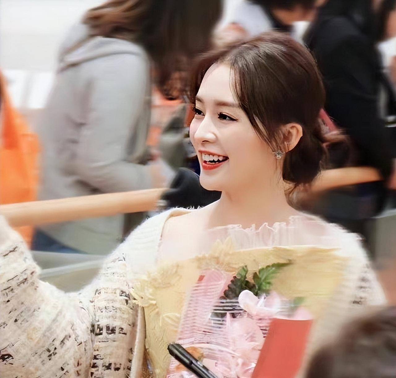 31岁李沁晒怼脸嘟嘴自拍,评论区全是夸奖,粉丝建议多营业_白甜_路子