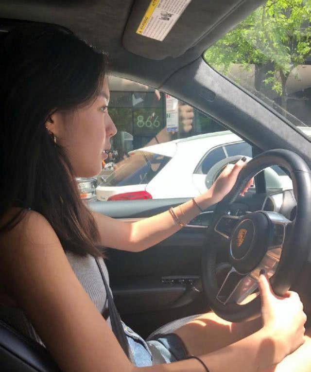 哈文晒出女儿开车上路的照片,16岁的法图麦莉开着保时捷霸气十足!