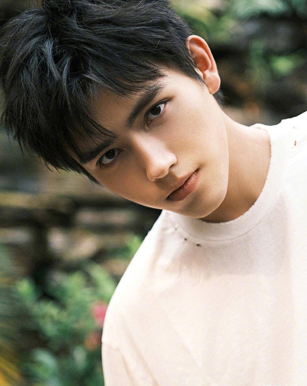 陈飞宇生日写真释出,简单干净的穿搭,明朗亦清澈,满满的少年感_风光