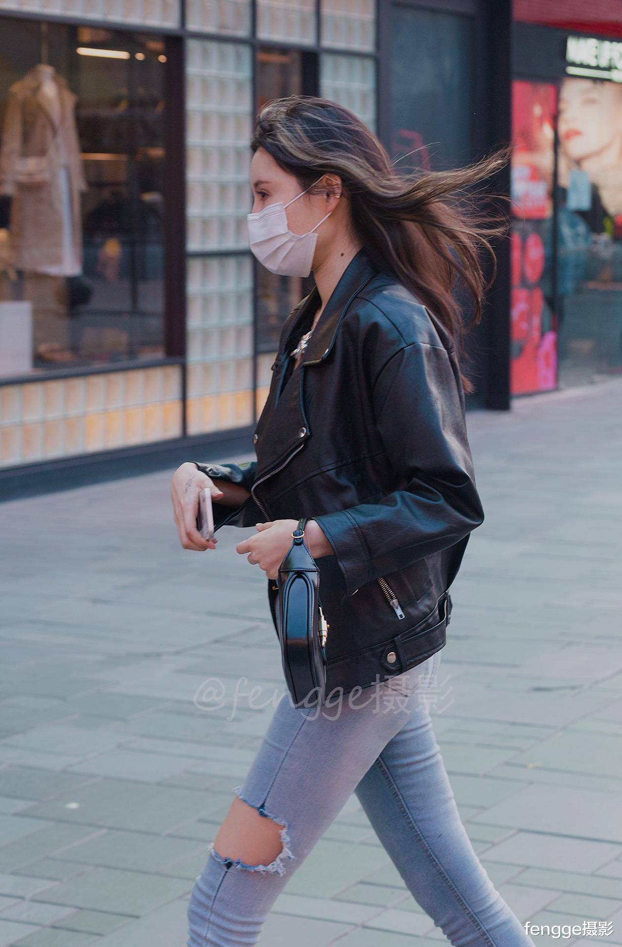街拍:机车皮衣配紧身牛仔裤,春天最时髦穿搭,要论性感就属她!