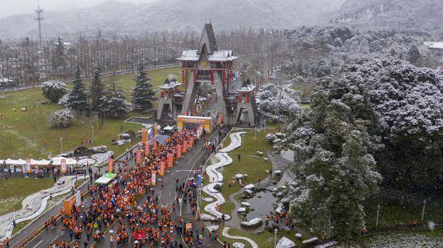 新年登青城 瑞雪送祝福 都江堰市打响文旅全面复苏"发令枪"_成都市