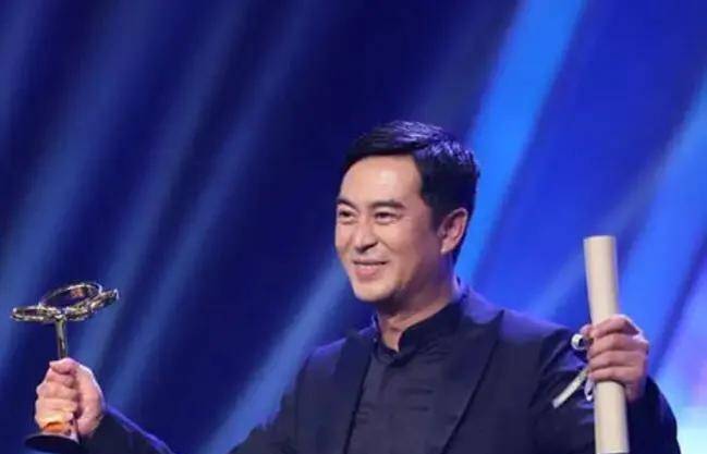 张嘉译译:与女演员王海燕二婚,婚后生下女儿,幸福