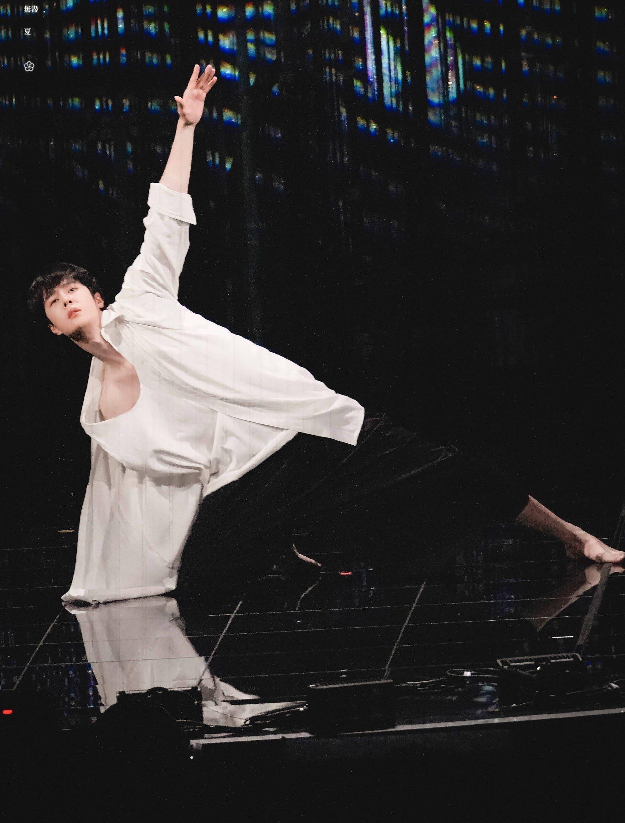 王一博光着脚跳舞,一身白衣帅气小男孩,每一步都让人心动_舞台_舞蹈