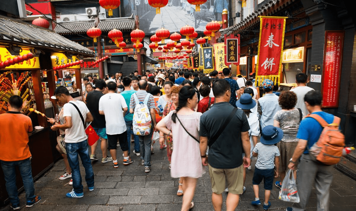 第三个,王府井小吃街;王府井小吃街是各类北京风味小吃的聚集地,位于