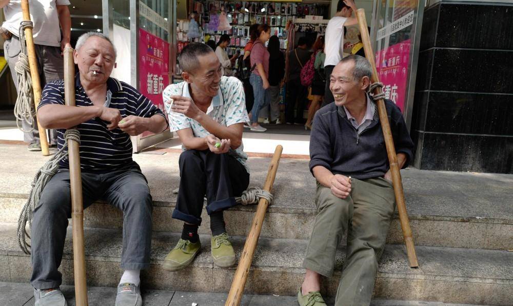 11年前那个带娃,扛货感动中国的重庆棒棒冉光辉,如今怎么样了?